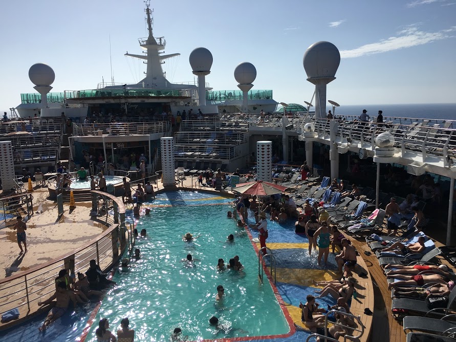 Pool on the Independence of the Seas